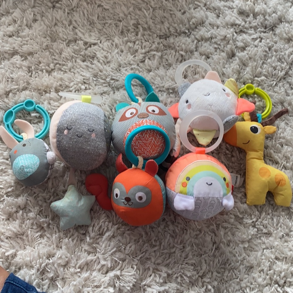 Rattling hanging toys